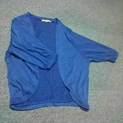 ほとんど着なかった濃い青のカーディガンです