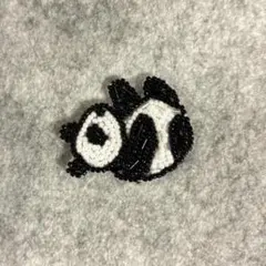 仰向けパンダ　ビーズ刺繍ブローチ