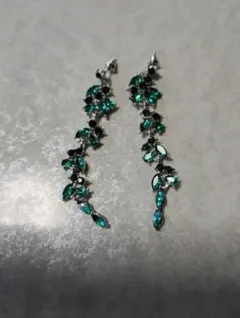 エメラルドグリーン リーフモチーフ ピアス