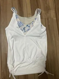SUKALA 花柄裏地のホワイトタンクトップ