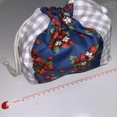 いちご柄の巾着袋