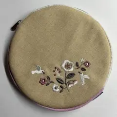 刺繍入りベージュ円形ポーチ