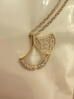 ゴールドカラー 葉型ペンダントネックレスシェルとジルコニア