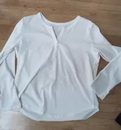 白の長袖アンダーシャツ