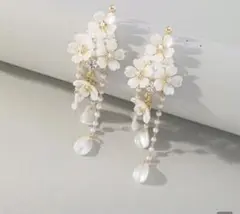 花とパールのモチーフのブライダルロングピアス