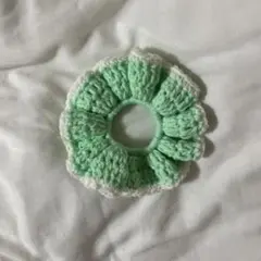 ハンドメイド シュシュ 毛糸 かぎ編み 編み物 緑 白 グリーン ホワイト