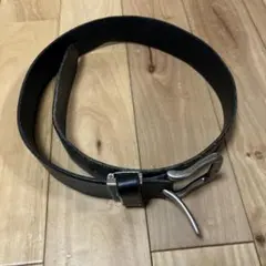 黒いレザーベルト 金属バックル付き　牛皮