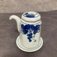 有田焼　青いぶどうデザインの醤油さし