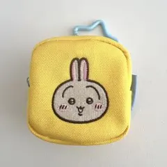 ちいかわ　カラビナつき刺繍スクエアミニポーチ　うさぎ
