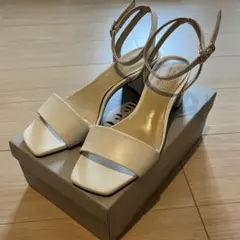 ストラップサンダル　白