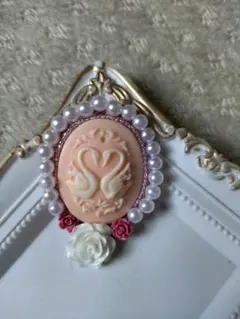 ピンクの白鳥カメオ×ピンク×ホワイトとショッキングピンクの薔薇ビーズ刺繍ブローチ