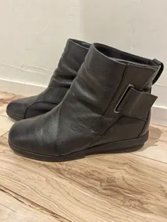 レザーショートブーツ バックル付き ブラック　fitfit