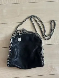 ブラックレザーサコッシュ チェーンストラップ付き