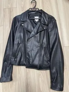 黒のライダースジャケット