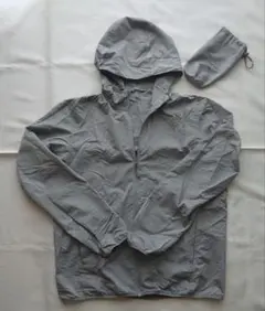 UNIQLO　ポケッタブルパーカー