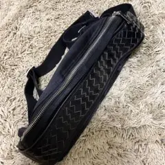 黒 合成皮革 ボディバッグ