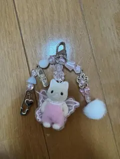ピンクの妖精キャラクターキーホルダー　シルバニアファミリー　白ねこ　赤ちゃん