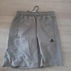 adidas グレー ハーフパンツ