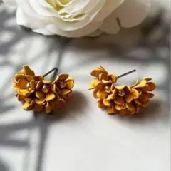 イエロー花びらデザインピアス　カジュアル　エレガント　個性的　フェミニン