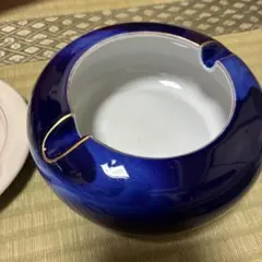 青い陶器製置き型灰皿