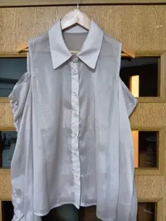新品！ グレー オフショルダー シャーリングブラウス