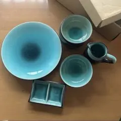 青の陶器製食器セット