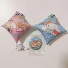 サンリオシナモロールクッション型キーホルダーと缶バッチセット、ガチャおまけ☆