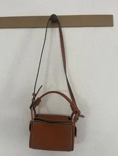 美品 CHARLES & KEITH 完売品ノッティドハンドル ボクシーバッグ