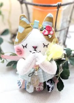 ハンドメイド・お祈り猫チャー厶ストラップ(151)　✤ミナペルホネンはぎれ✤