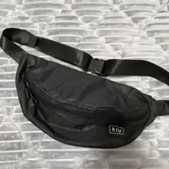 kiu ブラック ボディバッグ