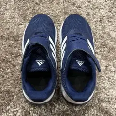 スニーカー　ゴムで履かせやすいです。