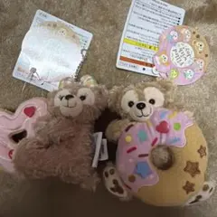 新品タグ付【即購入OK】ダッフィーシェリーメイぬいぐるみバッジ2点