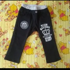 黒いプリント入りパンツ