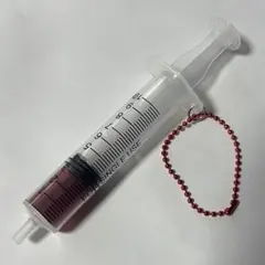 注射器チャーム。赤