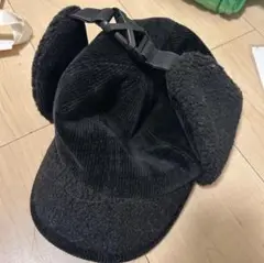 黒い耳あて付きフライトキャップ