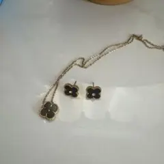 黒い花モチーフ ネックレスとイヤリングセット