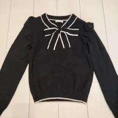リボン付きフリル袖黒セーター