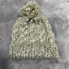 ポンポン付きケーブル編みニット帽　ベージュ&グレー