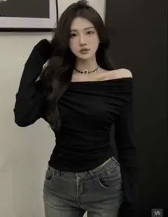 オフショルダートップス