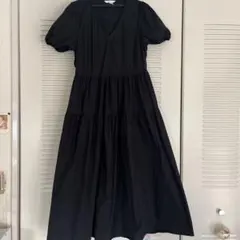 H&M ブラック Vネック ティアードワンピース Mのサムネイル
