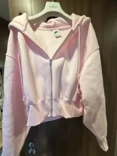 Nike ピンク フード付き クロップドパーカー