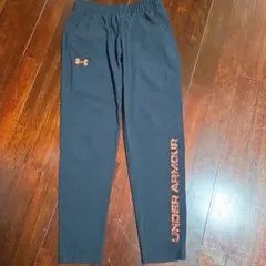 Under Armour 黒パンツ