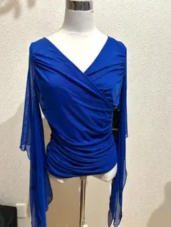 トップス　レイリーナ製❣️ブルー　カシュクール❣️腕にロングフロート❣️フリーサイズ❣️