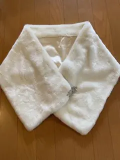 ホワイトファー ストール ビジュー付き