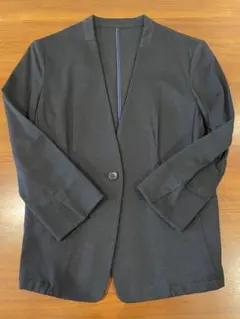 ノーカラー黒ジャケットのサムネイル