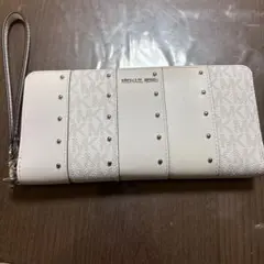 MICHAEL KORS スタッズ付き長財布 ホワイト