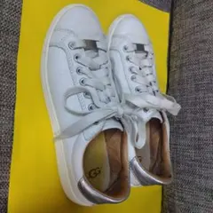 UGG　MILO レザスニーカー　23.5 ホワイト