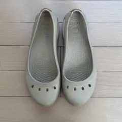 crocs ベージュ フラットシューズのサムネイル