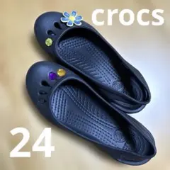Crocs フラットサンダル ブラック ジビッツ付きのサムネイル