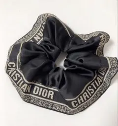 ブラックサテンシュシュ